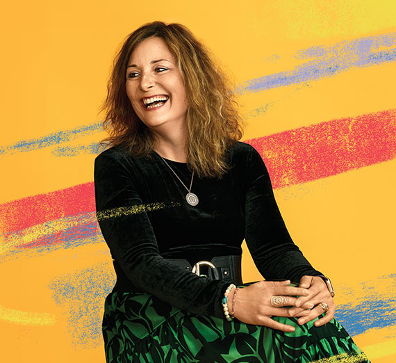 Dos personas estudian una planta en una invernadera.